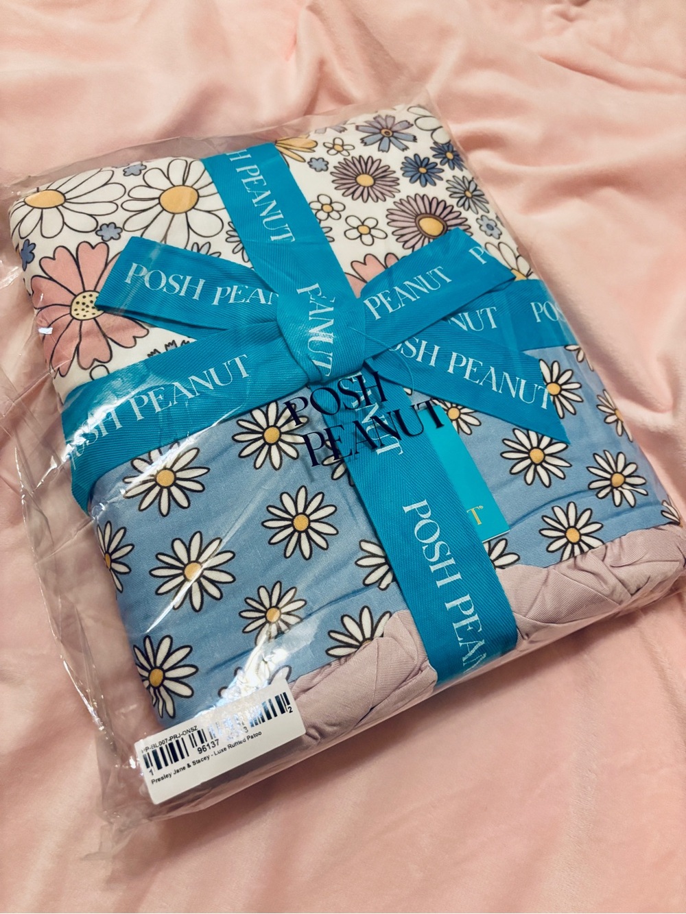 Posh Peanut Presley Jane and Stacey Daisy Print Luxe Patoo Blanket